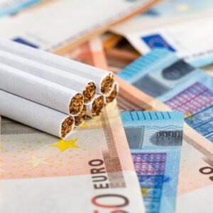 sigaretten die liggen op vijftig euro briefjes